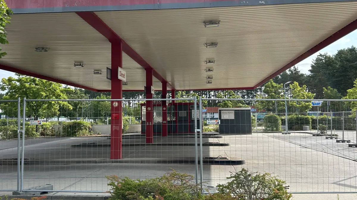 Hier passiert bald etwas. Noch ist die SB-Tankstelle beim Kaufland in der Sielower Chaussee in Cottbus dicht. Demnächst sollen Plakate am Bauzaun bekannt geben, wann die Tanke wiedereröffnet.