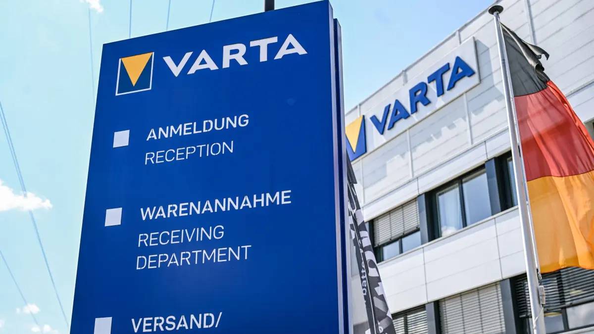Varta: 23.07.2026, Baden-Württemberg, Ellwangen: Der Schriftzug von Varta an einem Firmengebäude. Wichtige Geldgeber des angeschlagenen Konzerns wollen das Geschäft mit Haushaltsbatterien abspalten. Die blau-gelben Batterien aus dem schwäbischen Ellwangen sind weltweit bekannt. Aber nun könnte das Traditionsunternehmen zerschlagen werden. Foto: Jason Tschepljakow/dpa +++ dpa-Bildfunk +++