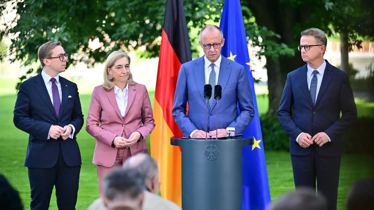 Personelle Veränderungen in Regierung und CDU: 24.07.2026, Berlin: Bundeskanzler Friedrich Merz (2.v.r, CDU), die bisherige Gesundheitsministerin Nina Warken (CDU), der bisherige CDU-Generalsekretär Carsten Linnemann (r), und der bisherige Parlamentarische Staatssekretär im Digitalministerium, Philipp Amthor (l, CDU) geben eine Pressekonferenz im Kanzleramt in Berlin zu personellen Veränderungen in Regierung und CDU. Foto: Sebastian Gollnow/dpa +++ dpa-Bildfunk +++