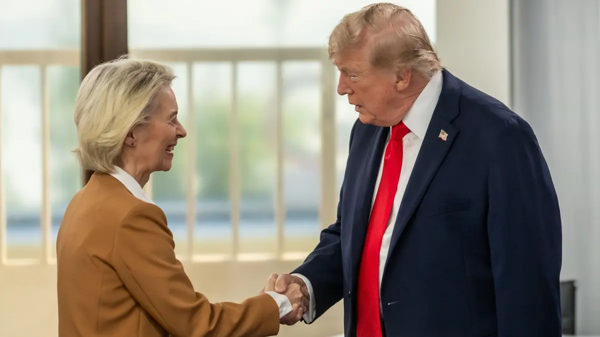 G7-Gipfel: ARCHIV - 16.06.2026, Frankreich, Evian: Ursula von der Leyen, (l) Präsidentin der EU-Kommission, begrüßt US-Präsident Donald Trump, vor der Arbeitssitzung zu den Themen Welthandel, Iran- und Ukraine-Krieg beim G7 Treffen in Evian. (zu dpa: «EU-Kommission bewertet neue US-Zölle positiv») Foto: Michael Kappeler/dpa-Pool/dpa +++ dpa-Bildfunk +++