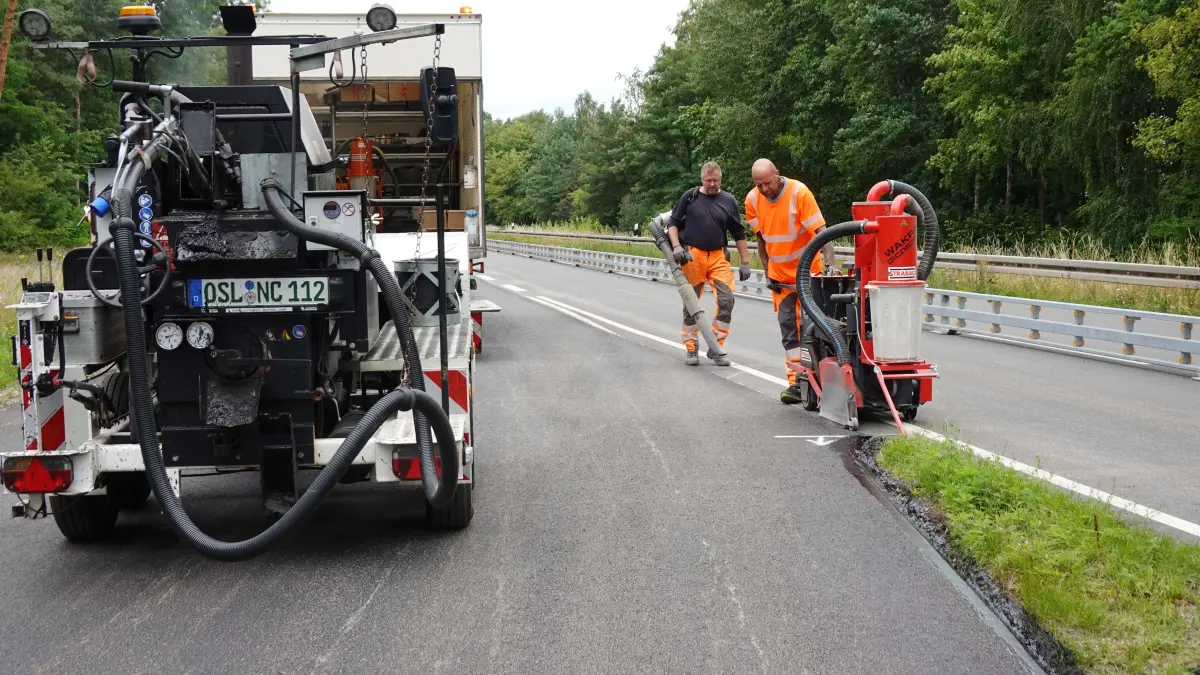 Baustelle B 168
Erster, alter Teil der Ortsumfahrung Richtung Merzdorf bzw. Peitz
Mitarbeiter des Unternehmens STRABAG bei letzten Fugenarbeiten.