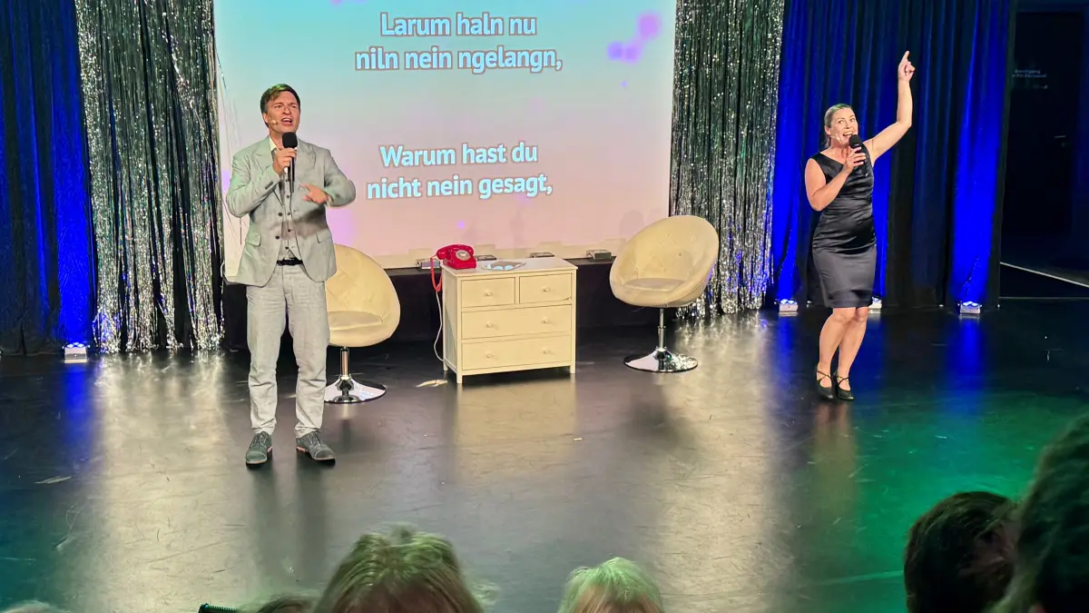 Kabarett„Paarshit happens“ in Senftenberg. Die Vollblutmusiker Mandy Partzsch und Erik Lehmann erfinden eine neue Sprache und sich immer wieder neu: Wo Worte, Gestik und Mimik nicht mehr reichen, wird gesungen und getanzt.