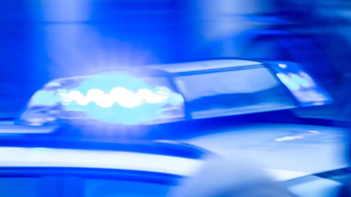 Polizei Symbolbild: ARCHIV - 10.02.2024, Mecklenburg-Vorpommern, Rostock: Ein Streifenwagen der Polizei ist mit Blaulicht im Einsatz. (zu dpa: «Drogen an Packstation bestellt - Dealer festgenommen») Foto: Jens Büttner/dpa +++ dpa-Bildfunk +++
