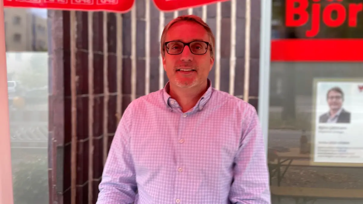 Björn Lüttmann vor seinem Wahlbüro in Oranienburg. Mit verschiedenen Formaten will der SPD-Politiker mehr Sichtbarkeit generieren.