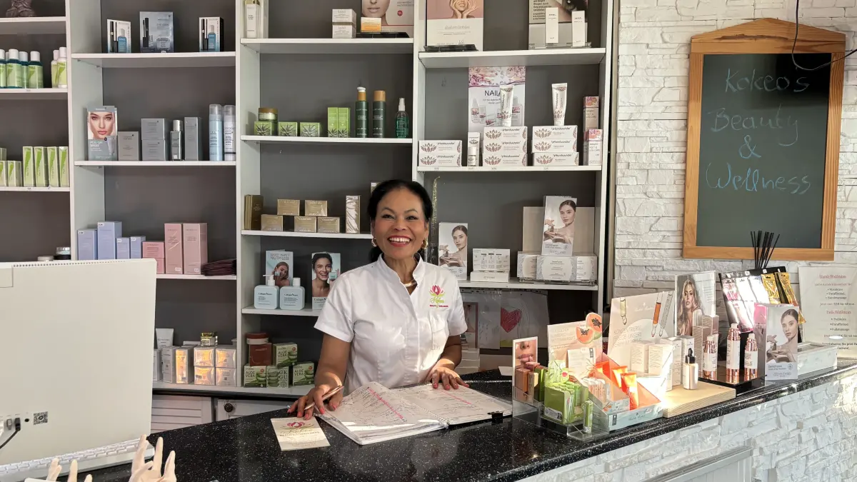 Kokeo Urban an ihrer Empfangstheke im "Beauty & Wellness"-Laden in der Schulstraße. Sie hat es geschafft in Weißwasser und ist dankbar für ihr Team und die Kundschaft. Doch der Weg hierher war steinig und lang.