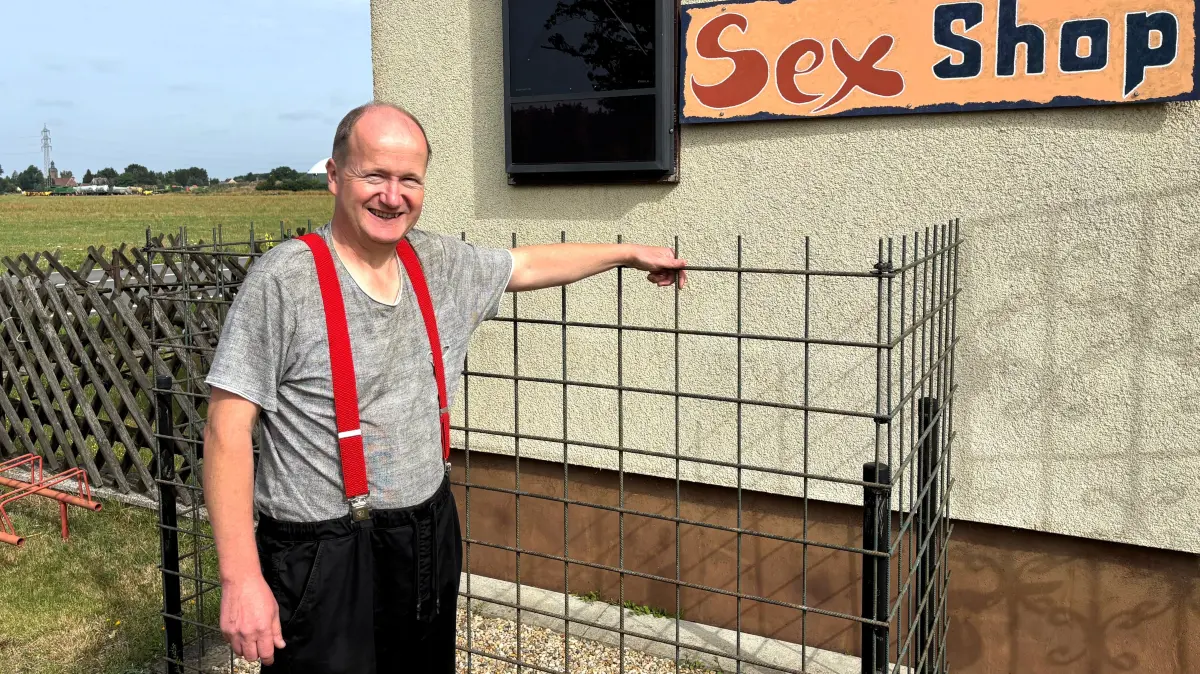Betreiber Patrick Heidler vor dem Gebäude seines Geschäftes bei Herzberg.