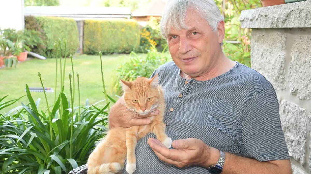 Mit mysteriösem Phänomen auf der Spur nach der Katzen- Mafia: Mit mysteriösem Phänomen auf der Spur nach der Katzen- Mafia
- Auf dem Foto Dr. Erhard Hänßgen mit Garfield- Katze Eddy