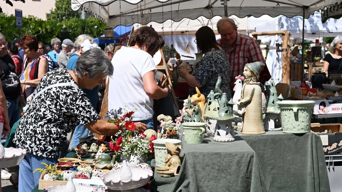 Burg Töpfermarkt 2026: Kunstvoll gestaltete Alltagskeramik wohin das Auge blickt.
23. Töpfermarkt in Burg (Spreewald)
Der 23. Töpfermarkt verwandelte den Festplatz in der Spreewaldgemeinde Burg am Wochenende erneut in ein Paradies für Liebhaber handgefertigter Keramik. Rund 40 Töpfereien aus der Region, aber auch aus den Niederlanden, Polen, Tschechien und Ungarn sowie aus Lettland und Litauen präsentierten mit ihren Erzeugnissen die Vielfalt ihres Handwerks – von klassischer Gebrauchskeramik bis zu kunstvollen Einzelstücken. Ergänzt wurde das Angebot durch zahlreiche Kunsthandwerker- und Handwerkerstände. So gab es u.a. Blaudruck, Korbwaren , Plauener Spitze, Mode aus Leinen und Wolle, Naturschmuck, Holzkunst, Floristik, handgefertigte Seifen und mundgeblasene Glaswaren sowie Accessoires aus Kork und Leder.