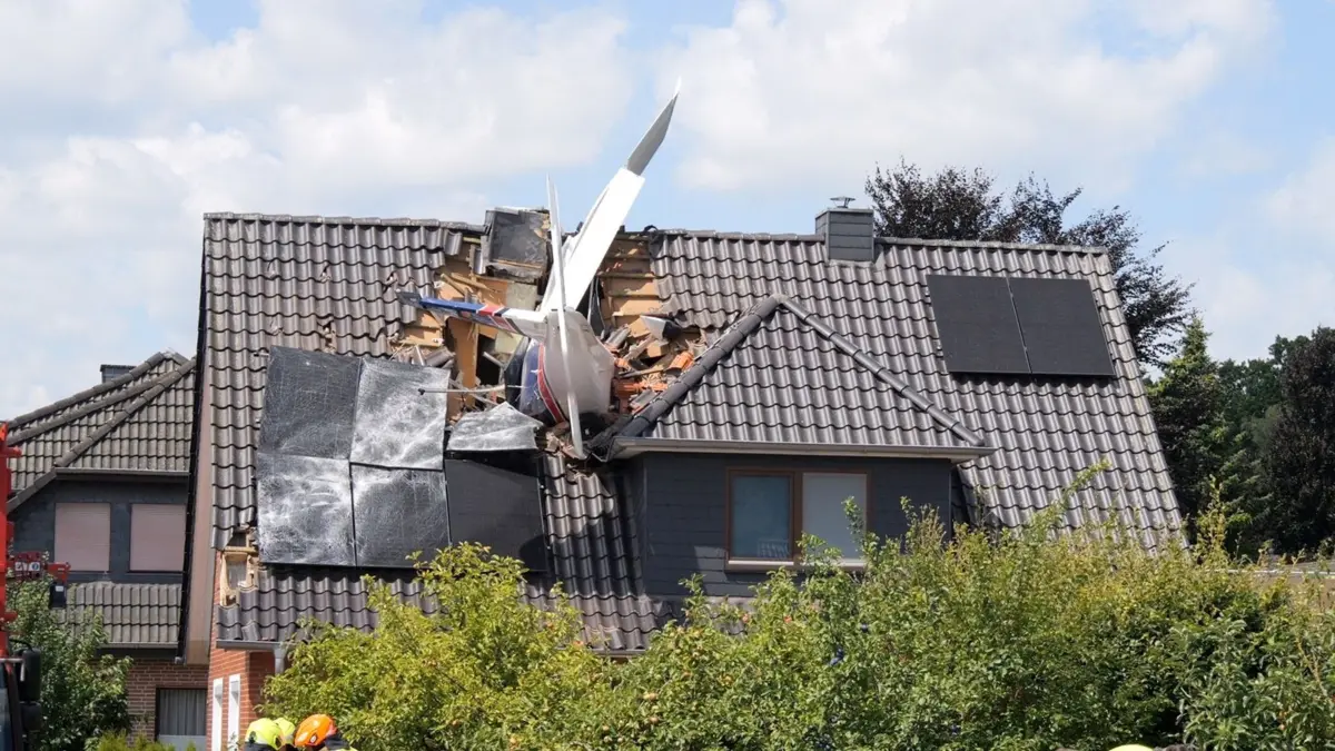 Leichtflugzeug stürzt in Wohnhaus - mindestens ein Mensch tot: 25.07.2026, Niedersachsen, Ganderkesee: NEUE GEPIXELTE VERSION - Ein abgestürztes Leichtflugzeug steckt im Dach eines Hauses. Beim Absturz des Flugzeugs in ein Einfamilienhaus ist mindestens ein Mensch ums Leben gekommen. Foto: Jörn Hüneke/dpa +++ dpa-Bildfunk +++