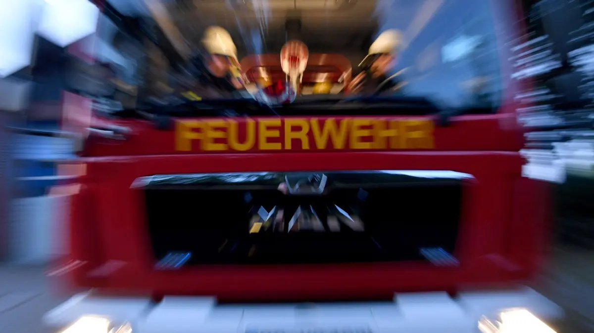 Freiwillige Feuerwehr: ARCHIV - 17.07.2019, Schleswig-Holstein, Aukrug-Homfeld: Feuerwehrmänner sitzen in ihrem Fahrzeug. (zu dpa: «Holzpaletten brennen an Supermarkt - hoher Schaden») Foto: Carsten Rehder/dpa +++ dpa-Bildfunk +++