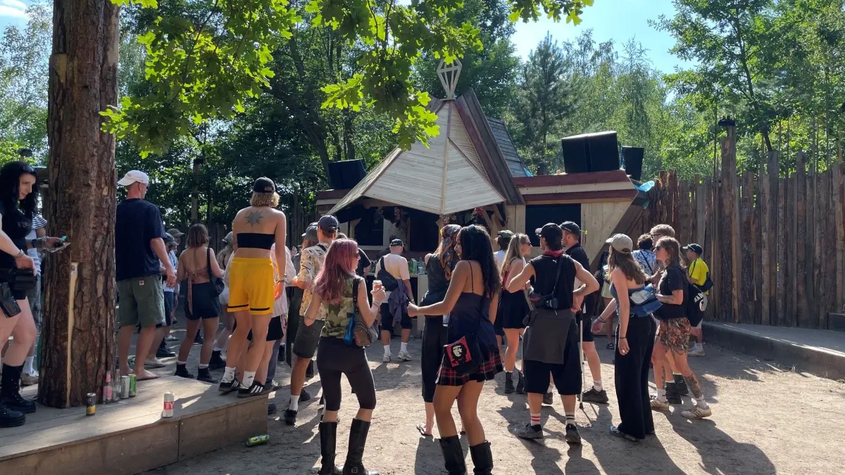 Überall auf dem Feel Festival an der F60 laden gute Musik und Kunst zum Verweilen ein.