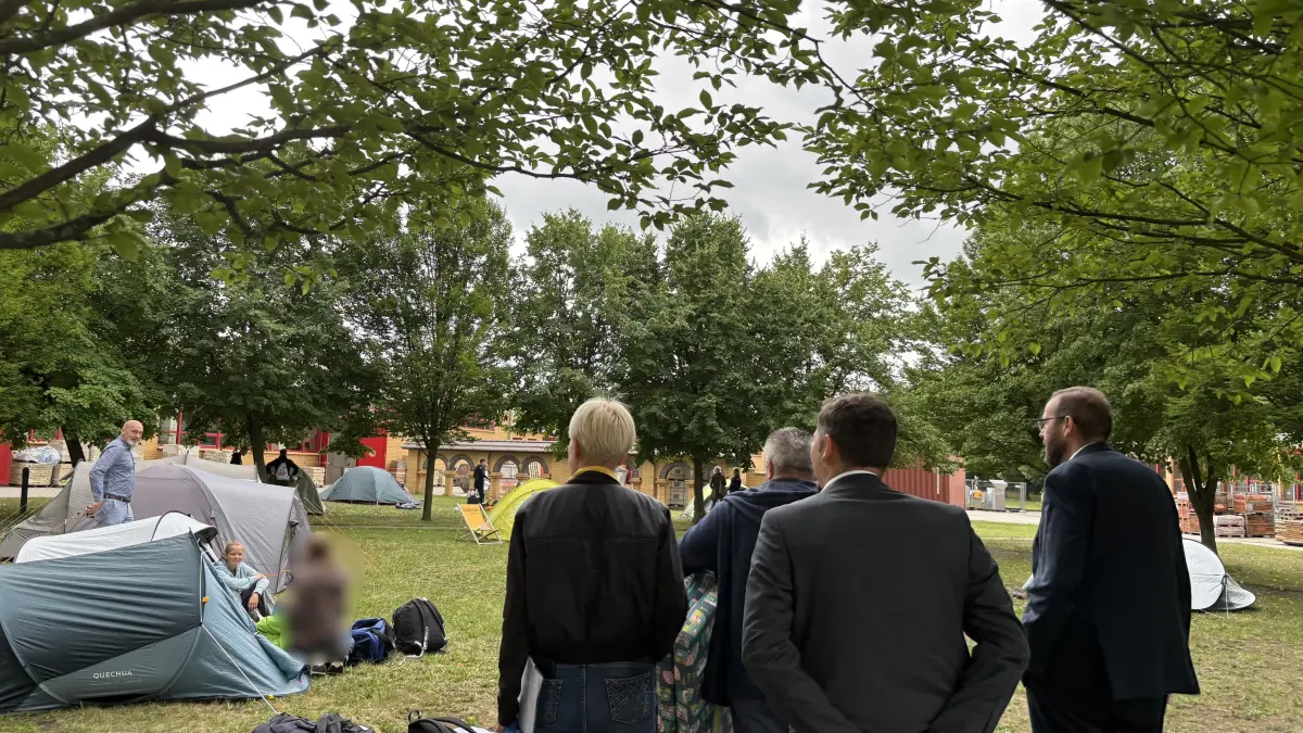 Ein Feriencamp auf dem Gelände des Lehrbauhofs in Großräschen. Für fünf Tage haben hier 18 Jugendliche aus dem Kammerbezirk Cottbus ihre Zelte aufgeschlagen. Sie wollen erfahren, ob ein handwerklicher Beruf für sie eine Perspektive ist.