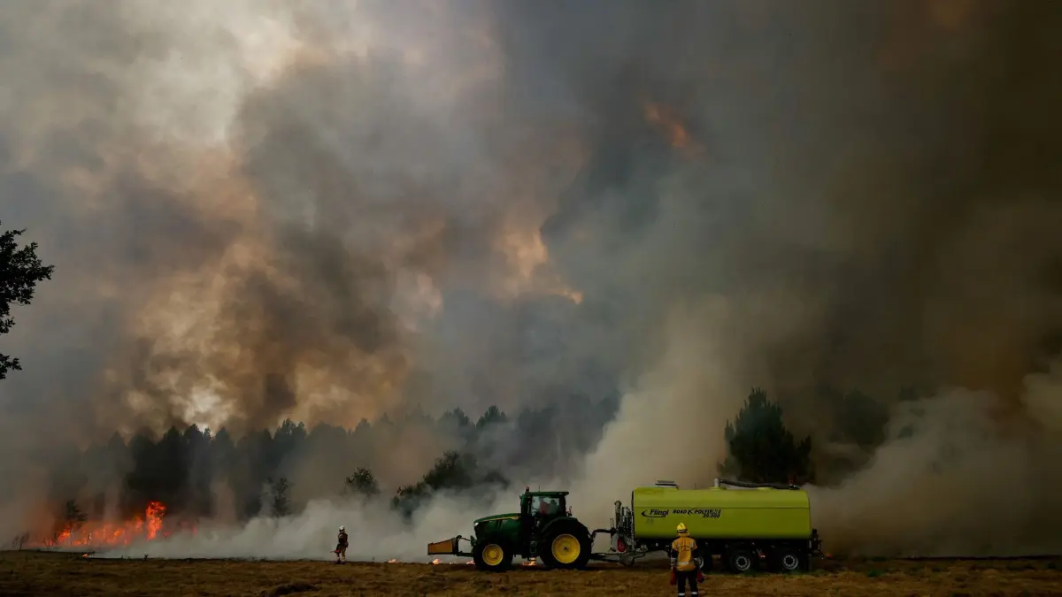 Brände in Frankreich: 26.07.2026, Frankreich, Marcheprime: Feuerwehrleute nutzen Gegenfeuer, um Vegetation vor einem Waldbrand zu entfernen und so eine brennstofffreie Pufferzone in Marcheprime westlich von Bordeaux zu schaffen, da seit dem 22. Juli ein Waldbrand den Wald nördlich des Arcachon-Beckens (Gironde) verwüstet. Das Feuer, das das Gebiet um das Bassin d’Arcachon erfasst hat und nun die Außenbezirke des Großraums Bordeaux bedroht, hat laut Angaben der Präfektur der Gironde eine „Brandfläche“ von 42.000 Hektar zerstört. Foto: Alain Jocard/AFP/dpa +++ dpa-Bildfunk +++