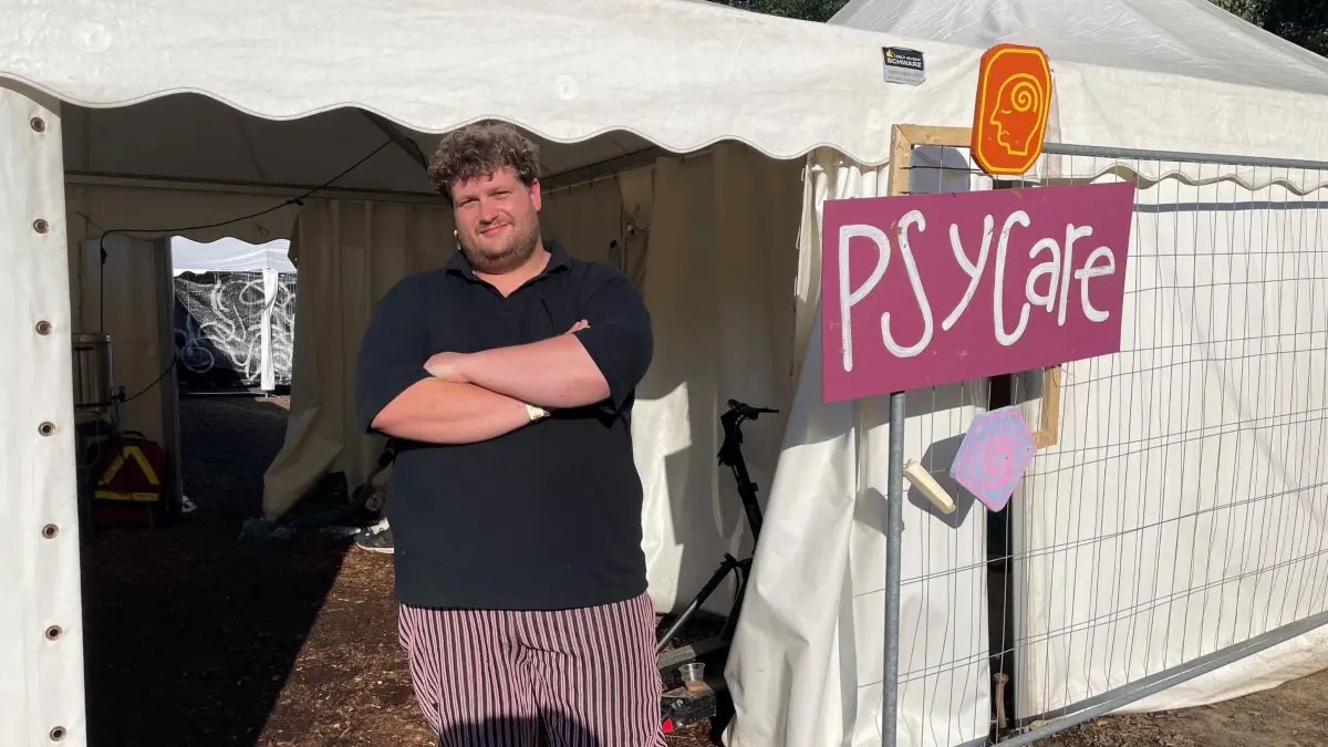 Kilian hat viel Erfahrung und ist der Chef von Psycare, einer ganz besonderen Anlaufstelle beim Feel Festival in Lichterfeld.