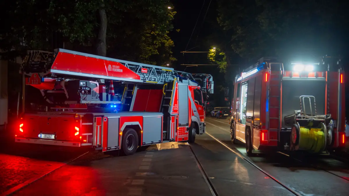 Einsatzkräfte der Berliner Feuerwehr löschen einen Brand in Berlin-Köpenick. Am Rande des Einsatzes kam es zu einer Schussabgabe durch Polizeikräfte.