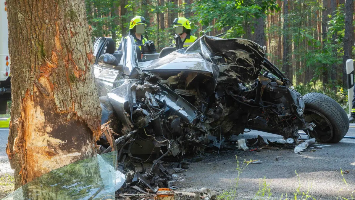 Bei Schwepnitz kam es auf der B97 zu einem tödlichen Unfall. Ein Auto ist frontal mit einem Baum zusammengestoßen.