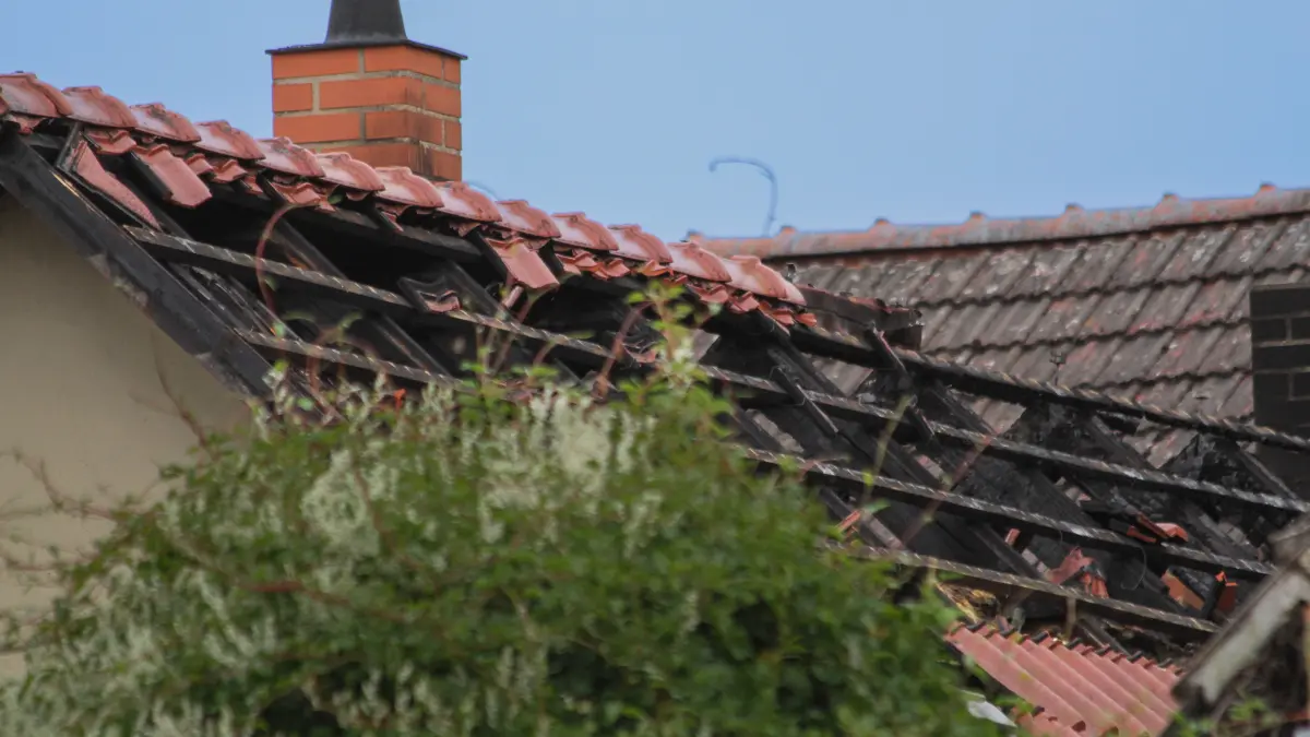 Brand in Luckau-Kreblitz: Ein Einfamilienhaus stand beim Eintreffen der Feuerwehr in Vollbrand, drei Bewohner wurden verletzt.