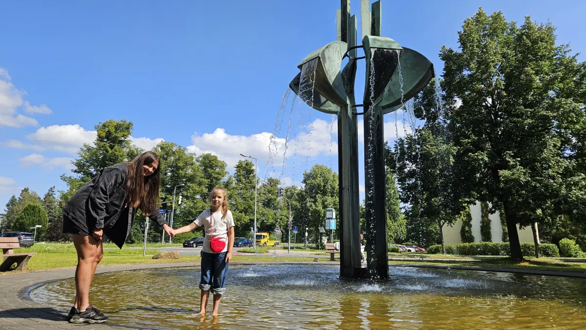 An heißen Sommertagen genießt Liza gemeinsam mit ihrer Mutter die Abkühlung am ZDF-Brunnen an der Teschenstraße in Hoyerswerda.