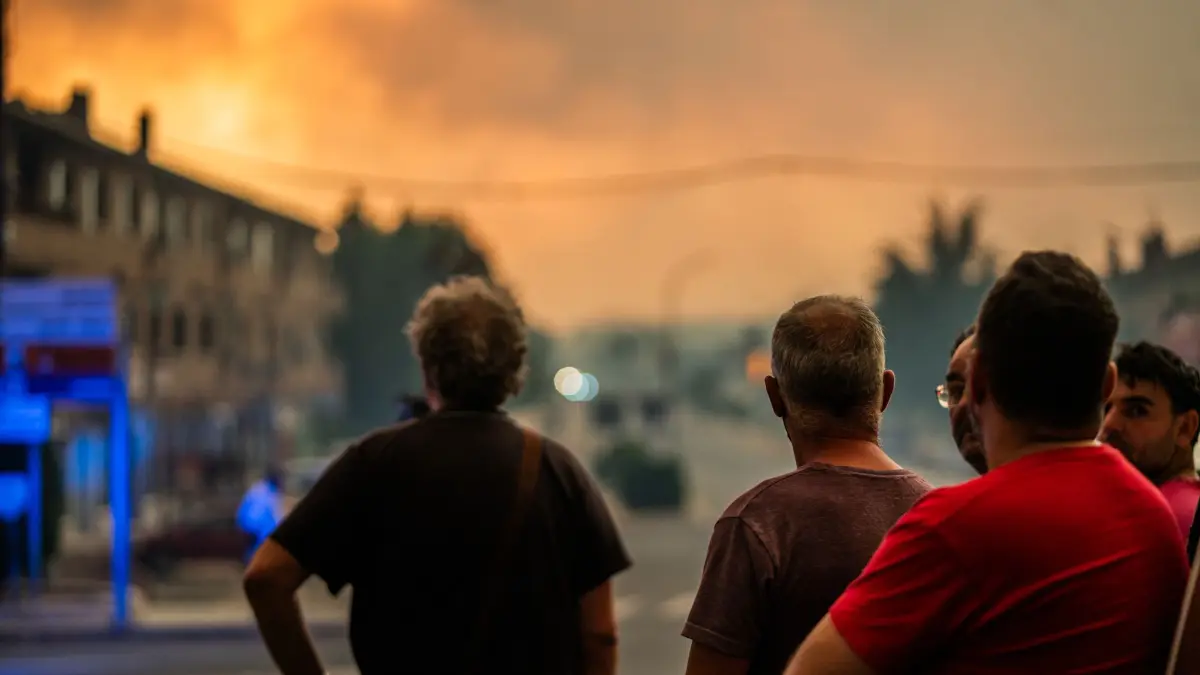 Brände in Spanien: 26.07.2026, Spanien, La Adrada, Ávila, Kastilien und Le: Mehrere Menschen beobachten das Feuer, während Maßnahmen zur Bekämpfung des Waldbrands im Gange sind. La Adrada, eine der Gemeinden im Tiétar-Tal (Ávila), wurde am Samstag vorsorglich evakuiert, da der schwere Waldbrand von Burgohondo weiter vorrückte, der zusammen mit dem Brand in Madrid die Bevölkerung in der Umgebung in Atem hält und bereits mehr als 45.000 Hektar verwüstet hat. Foto: César Vallejo Rodríguez/EUROPA PRESS/dpa +++ dpa-Bildfunk +++