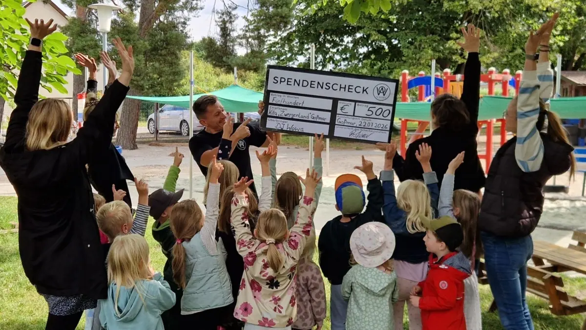 Wladimir „DJ Wowa“ ist mit seinen Partys in der Region bekannt. Jetzt gibt er etwas an den Ort zurück, an dem seine eigene Geschichte in Goßmar begann, die Kita Zwergenland.