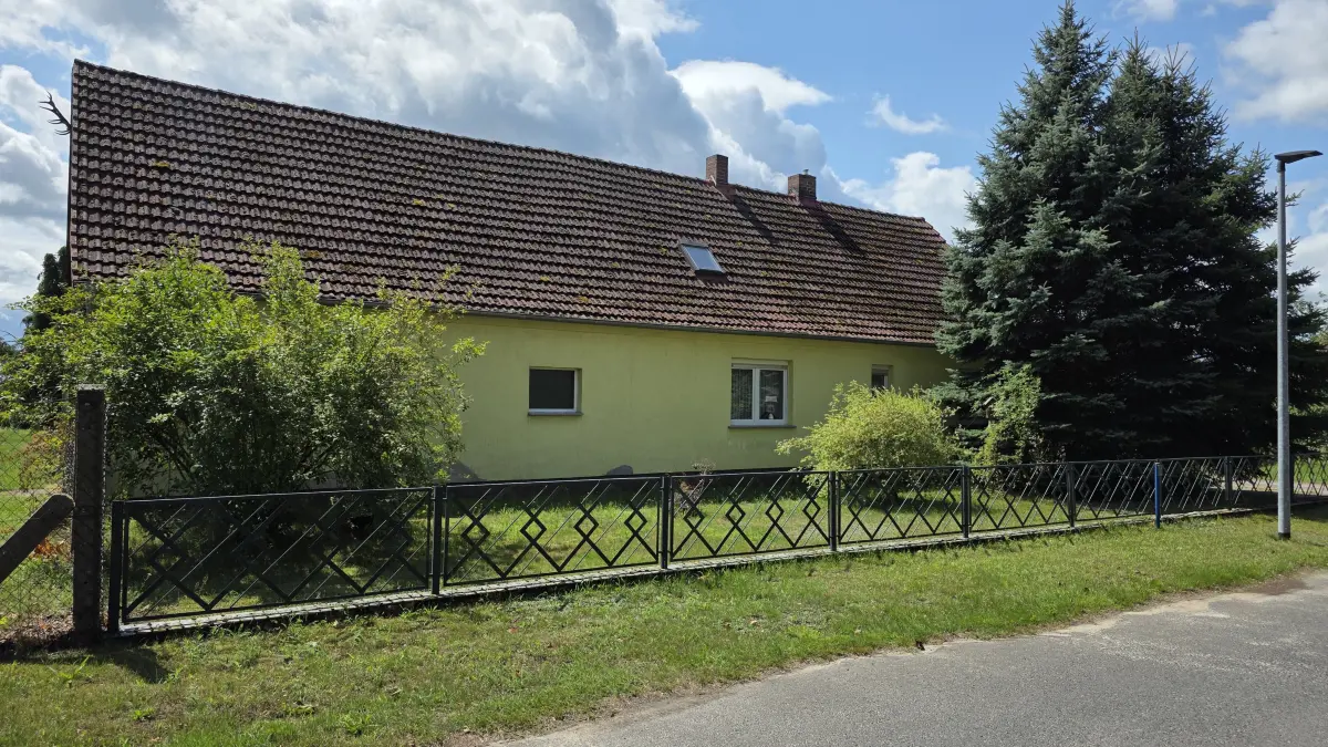 Dieses Haus in der Gemeinde Märkische Heide wird versteigert. Es liegt im kleinen Ortsteil Klein Leine.