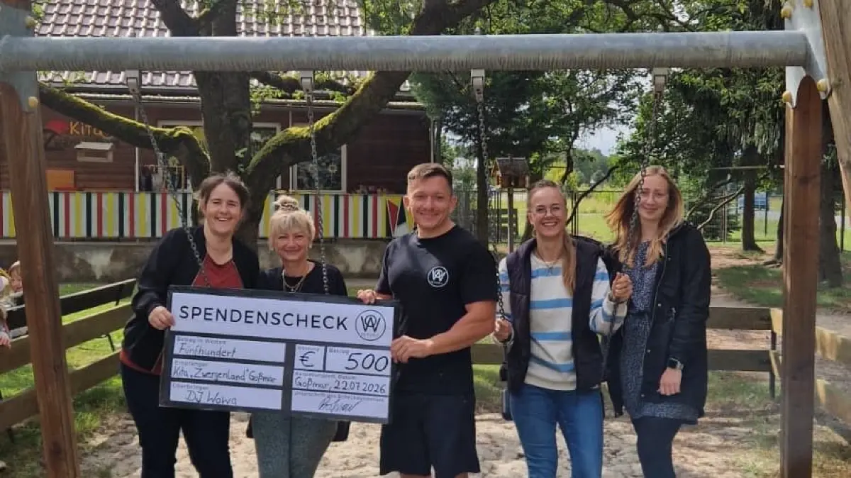 Die Erzieherinnen Schwengberg (v.l.), Winzer, Zickert und Kose aus der Kita Zwergenland in Goßmar freuen sich über das unerwartete geschenk.