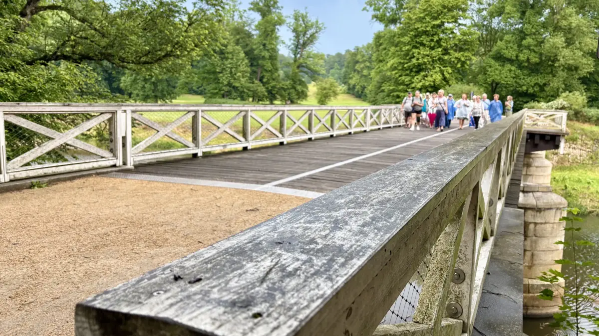 Blick auf die Doppelbrücke im Muskauer Park. Der Zahn der Zeit hat an dieser Verbindung über die Neiße genagt. Eine Sanierung ist also notwendig. Doch das Ganze hat auch seine Tücken.