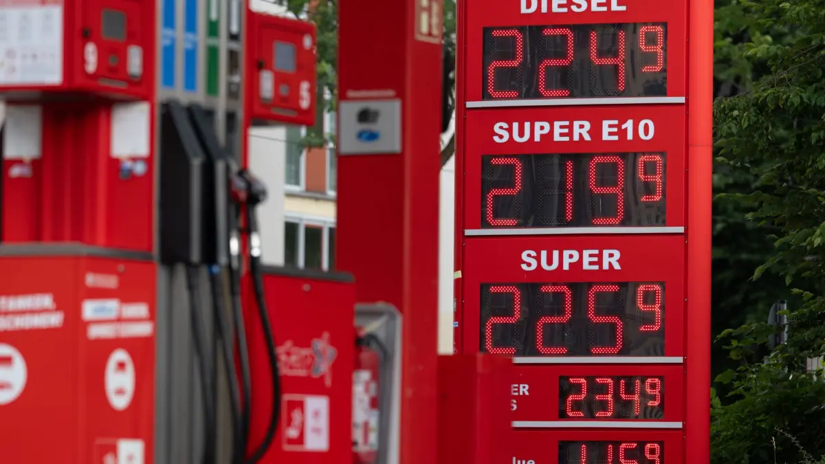 Spritpreise: ARCHIV - 23.07.2026, Sachsen, Dresden: Die Kraftstoffpreise werden auf einer Anzeigetafel an einer Tankstelle angezeigt. (zu dpa: «Spritpreise geben etwas nach») Foto: Sebastian Kahnert/dpa +++ dpa-Bildfunk +++