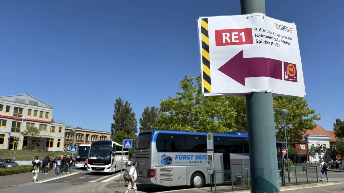Kein RE1, dafür Busparade am Bahnhof in Frankfurt (Oder): Welche Auswirkungen der Schienenersatzverkehr auf den Arbeitsmarkt hat, erklärt der Leiter der Arbeitsagentur.