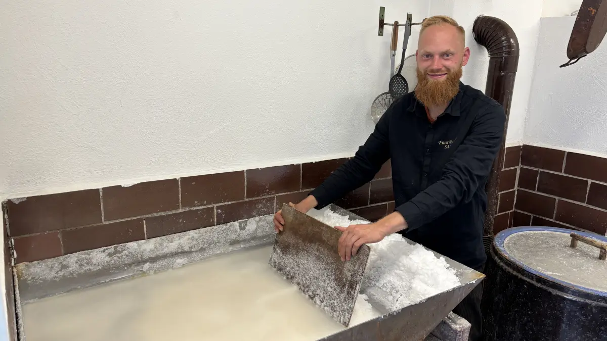 Kurt Korte an seiner Salzpfanne. Eine Bestellung von 70 Fläschchen des weißen Golds für das Fürst-Pückler-Schloss kam kurzfristig rein, sodass der "Salzfürst" nochmal ran muss kurz vor dem Wochenende.