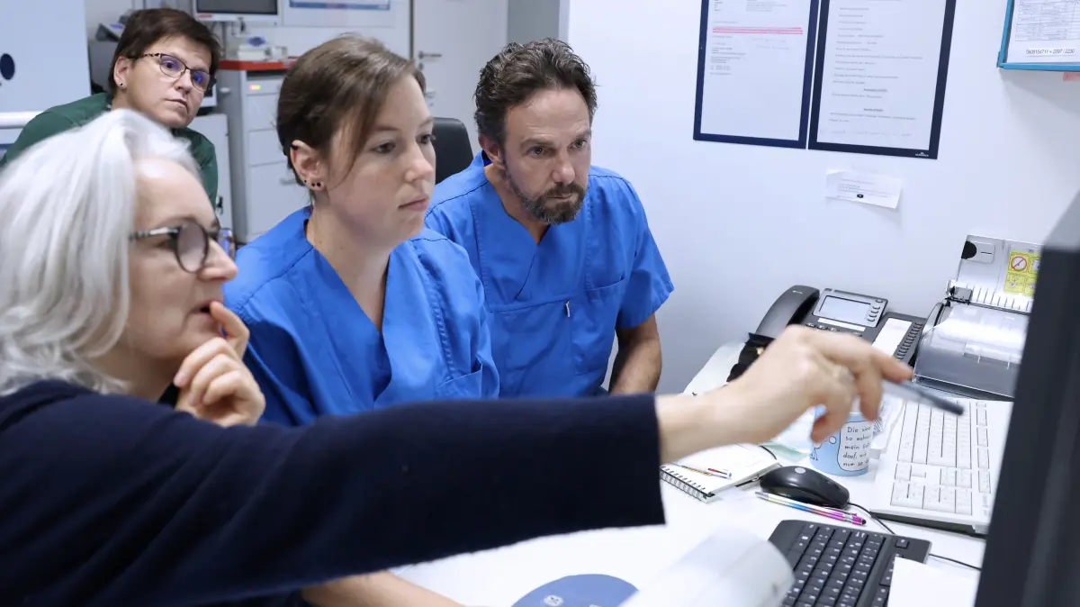 Probelauf für das neue Kardio-MRT in den Sana Kliniken Niederlausitz. Chefkardiologe Prof. Dr. Guido Matschuck und das Team der Radiologie blicken gebannt auf den Bildschirm auf dem die Herzfunktion mittels Magnetresonanztomographie sichtbar wird.