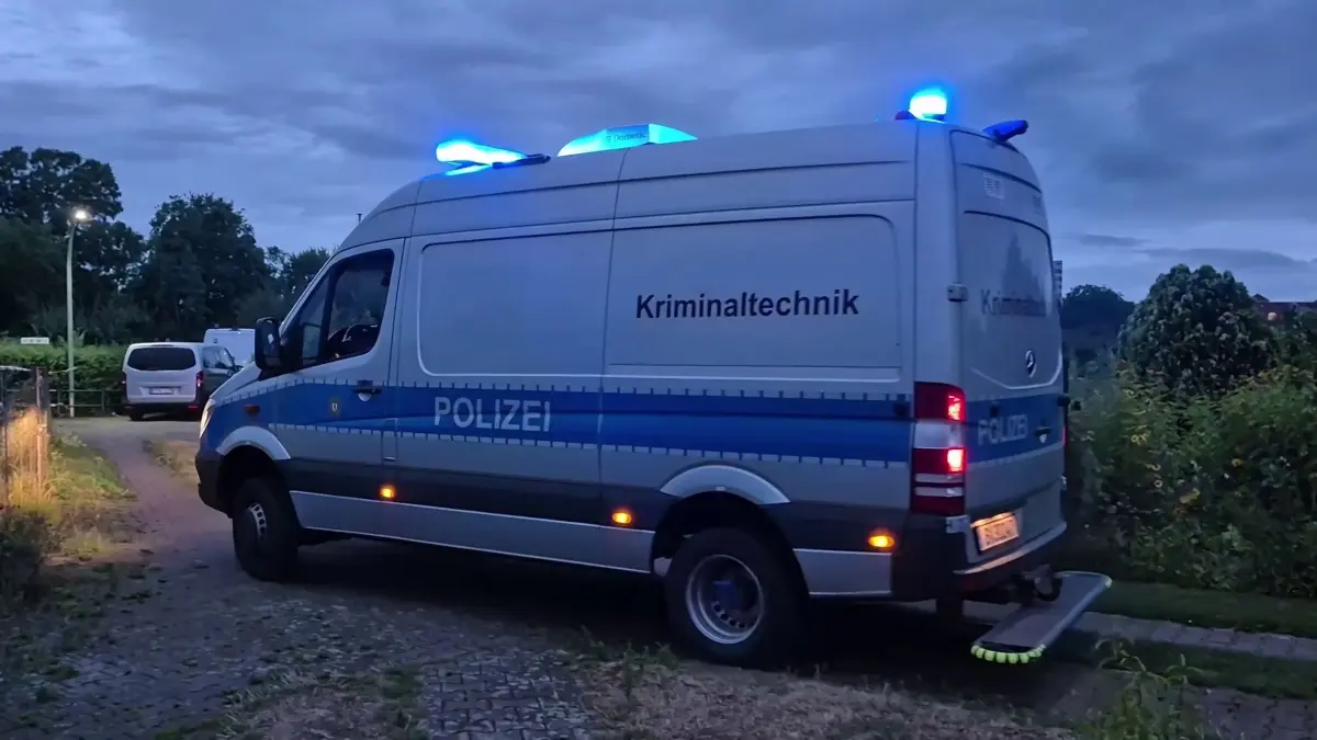 Großfahndung nach CSD-Attentat beendet: Spezialeinheiten erschießen Tatverdächtigen nach Flucht: CSD-Terror in Berlin. Polizei erschießt mutmaßlichen Attentäter Abdul B. in Gartenlaube. Tatverdächtiger geht mit Messer auf Polizei los. Polizisten erschießen ihn. Islamistischer Anschlag am Rande des CSD: 21-Jähriger tötet eine Frau und verletzt 29 Menschen mit Auto und Machete. Tatverdächtiger war IS-Sympathisant und der Polizei bekannt. Großfahndung beendet. Spezialeinheiten erschießen Tatverdächtigen nach Flucht