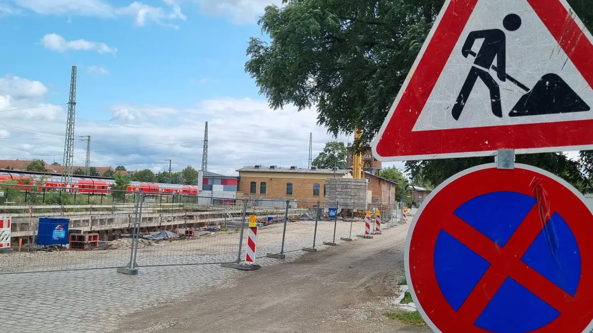 Zwischen Gleisstrecke und Güterbahnhofstraße entsteht in Lübbenau ein Bürohaus für Coworking. Die Baustelle für den Personentunnel am Bahnhof schließt sich an.