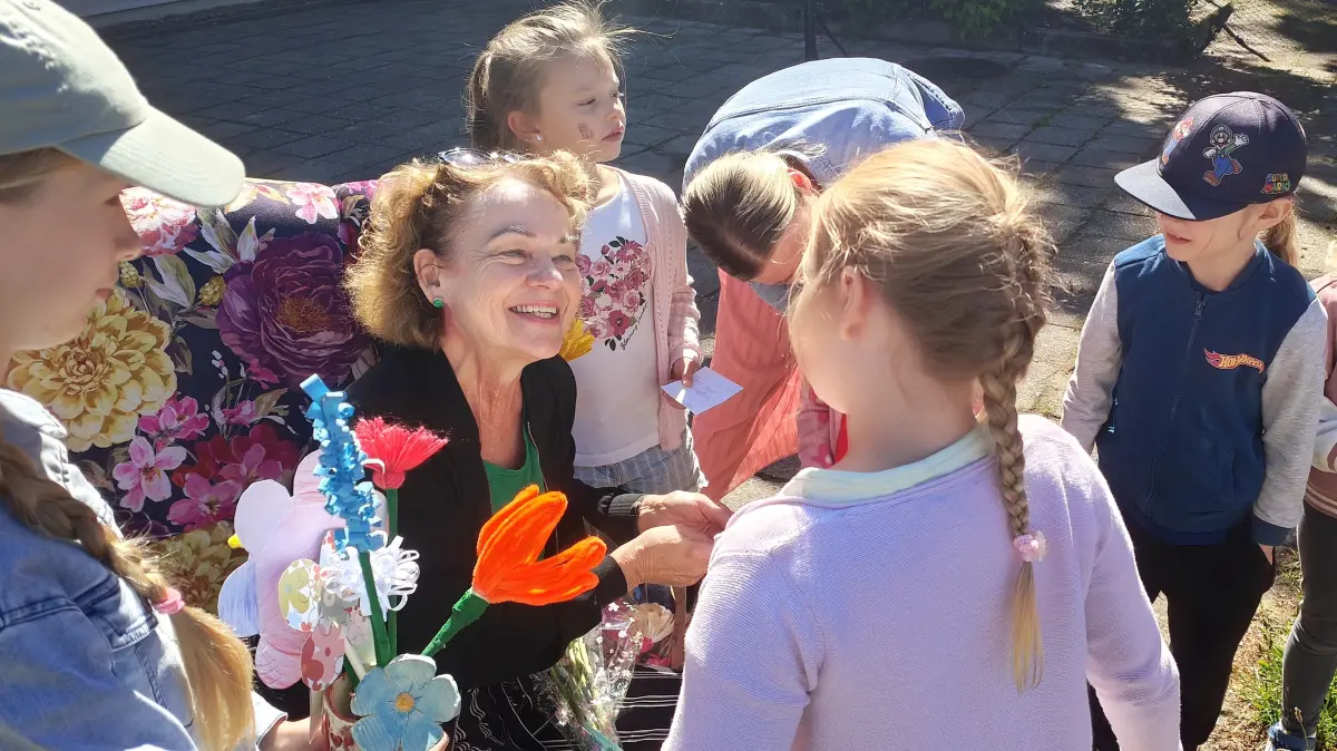 Katrin Kutrucz erfährt bei ihrer Verabschiedung im Kinderhaus Hoyerswerda viel Liebe und Dank von den Mädchen und Jungen.