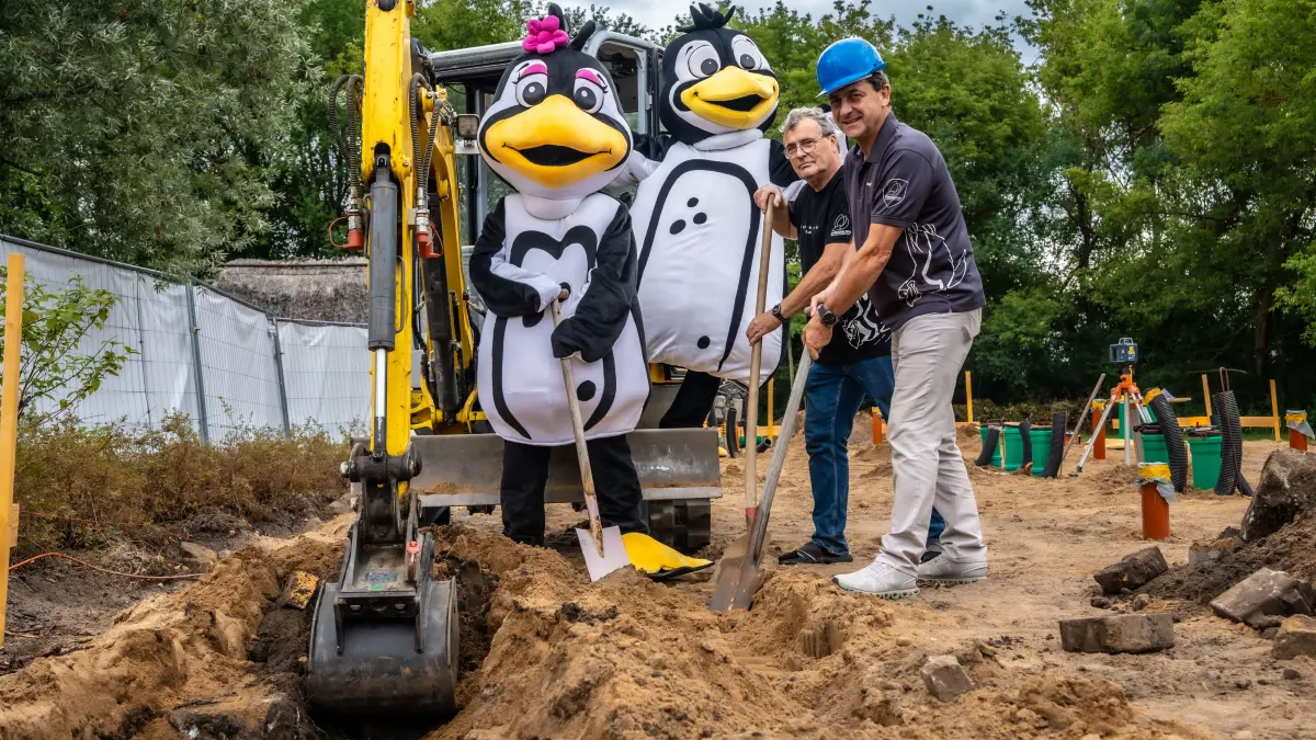 Badleiter Axel Kopsch und Technikchef Rainer Nietz beim Spatenstich an der Baustelle für die neue Sauna der Spreewelten. Mit dem Neubau wird das Saunadorf am Pinguinbad größer und attraktiver.