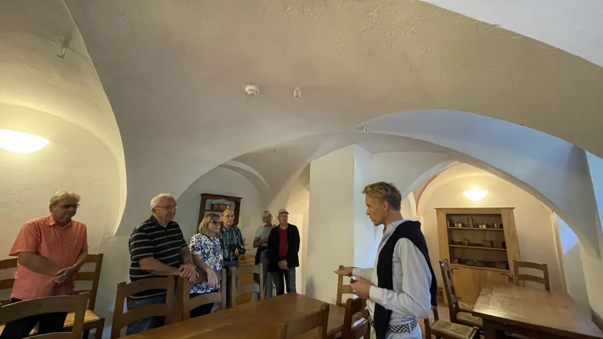 Tief unter Schloss Branitz führt Stefan Körner die LR-Leser in die einstigen Wirtschaftsräume des Hauses – dorthin, wo jene Genüsse vorbereitet wurden, die später auf der Abendtafel von Fürst Pückler ihren großen Auftritt hatten.