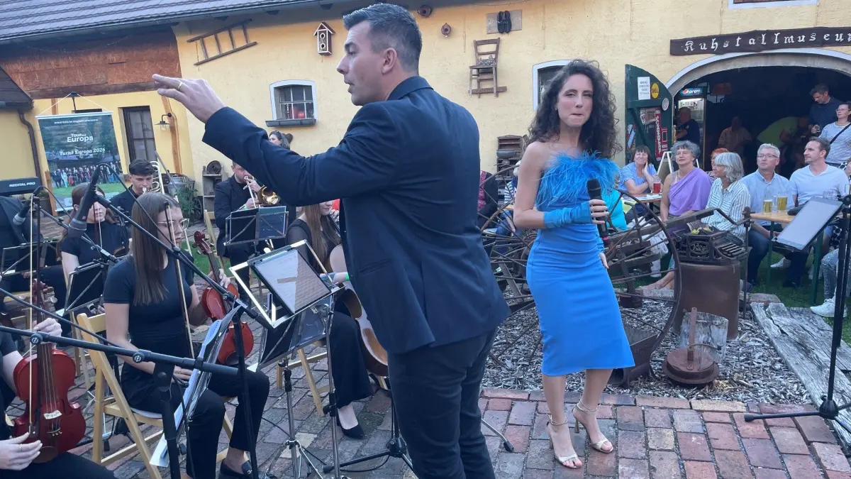 Maestro Lucas Eduardo Grave mit seinem Jugendensemble „Conjunto Instrumental do Colégio Teutônia“ und die Sängerin Laura Dalmás begeistern mit brasilianischer Musik, regionalen Klängen aus Rio Grande do Sul, Jazz und Filmmusik.