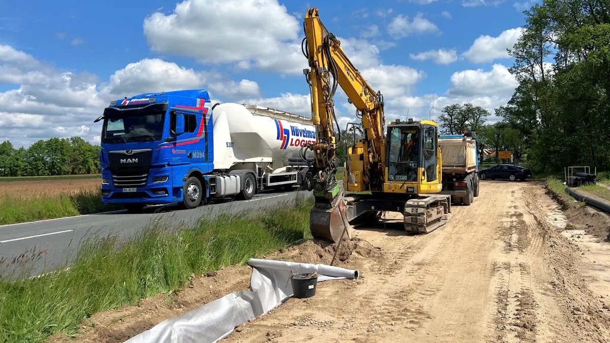 Die Bauarbeiten für den Geh-/Radweg zwischen Prösen und Gröditz laufen seit Monaten.