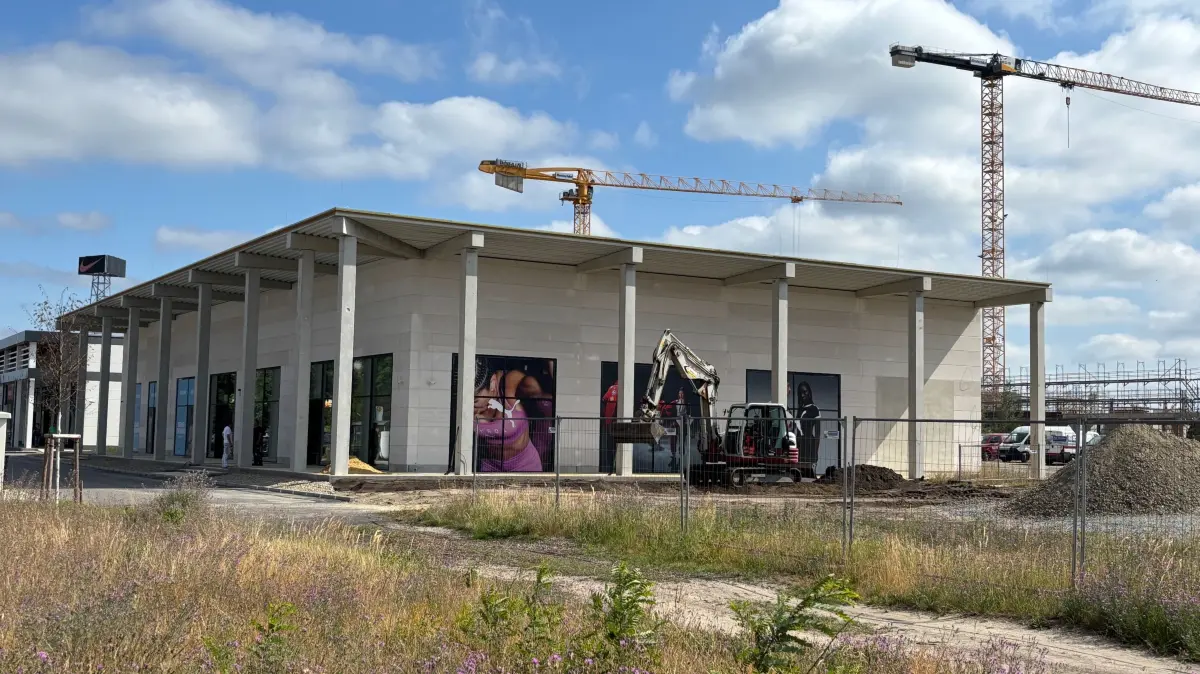 Blick auf das neue Outlet-Gebäude in Schwarzheide-Mitte. Dieses öffnet jetzt seine Pforten. Gleich nebenan befindet sich die Großbaustelle für das Leistungszentrum Lausitz, eine überbetriebliche Ausbildungsstätte.