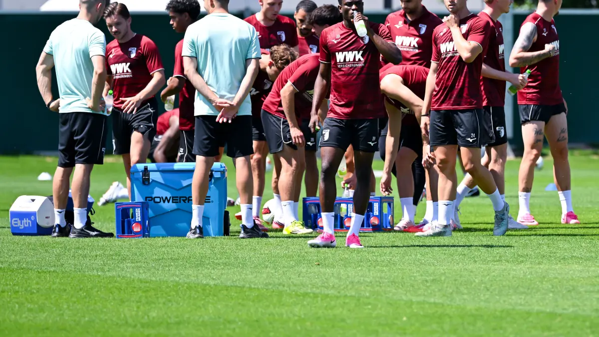 Fußball: Bundesliga, Trainingsauftakt FC Augsburg. Die Spieler von Augsburg in Aktion. (zu dpa: «Bayern am Samstagabend auf Schalke - FCA zweimal sonntags») +++ dpa-Bildfunk +++