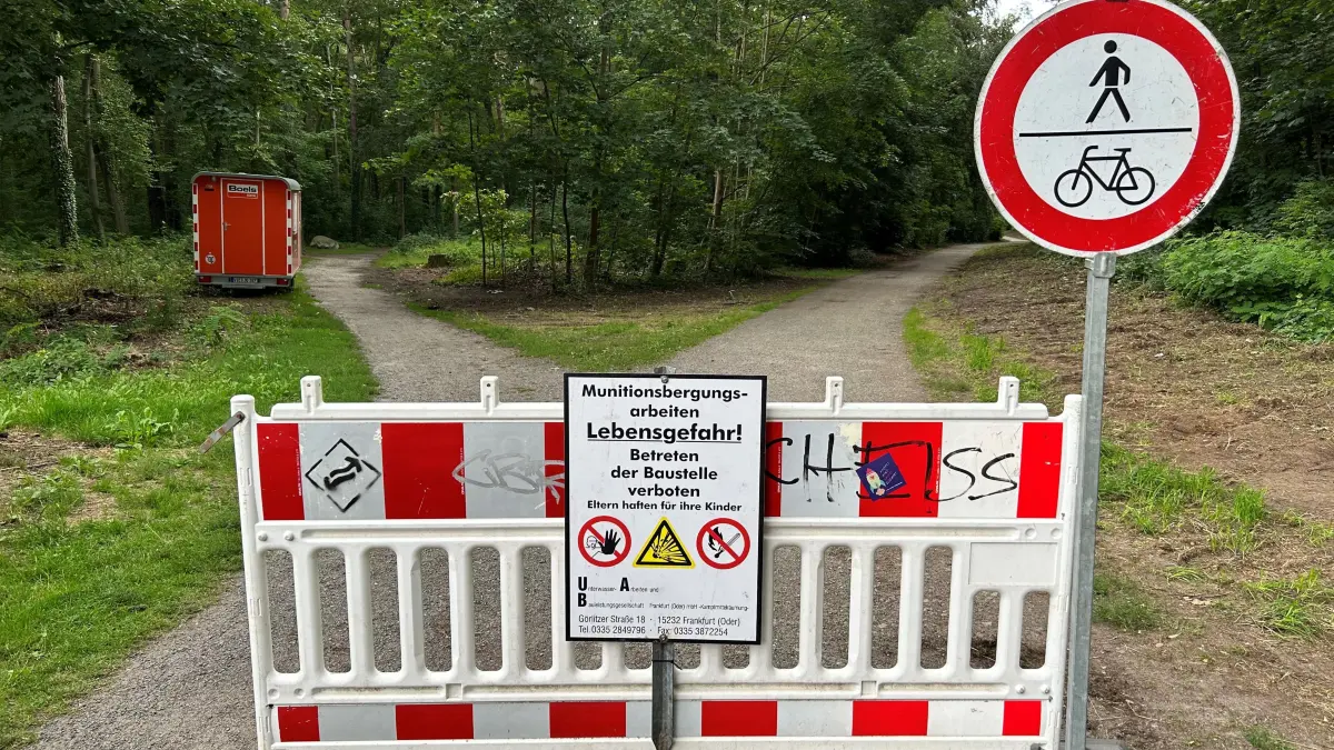 Nach der Sprengung von Fundmunition sind die gesperrten Wege in den Madlower Schluchten in Cottbus wieder freigegeben
