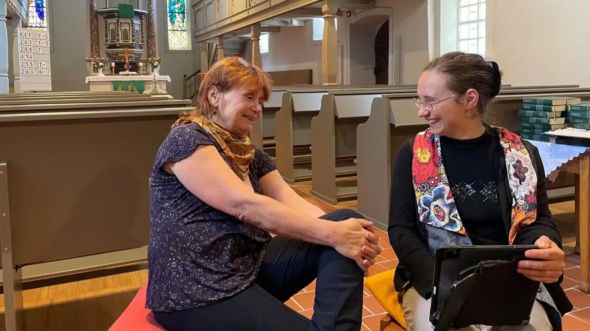 Zufrieden, glücklich, stolz: Wo wird schon noch eine Kirchendecke neu bemalt? In Uebigau. Und wo auf so kreative Art und Weise? Auch in Uebigau. Das dank der Restauratorinnen Evelin (l.) und Sara Waldmann und eines Gemeindekirchenrates, der ihnen immer den Rücken gestärkt hat.