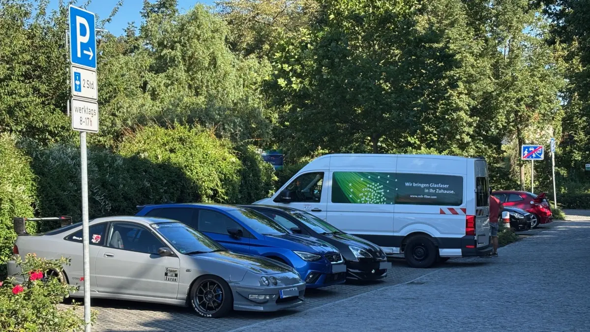 Blick auf den Parkplatz an der Ritterstraße im Senftenberger Altstadtkern. Derzeit ist das Parken dort kostenfrei, allerdings zeitlich begrenzt, möglich.
