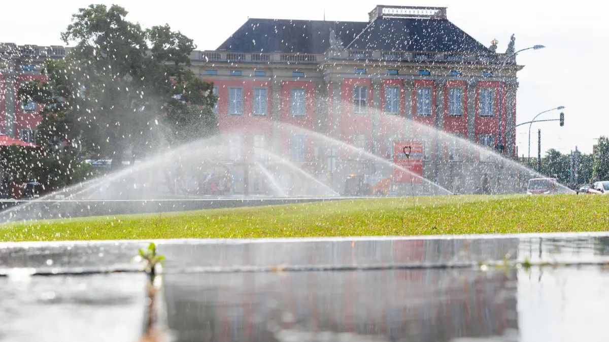 Bewässerung einer Grünfläche vorm Landtag in Potsdam. Nicht über all im Brandenburg ist das weiterhin gestattet.
