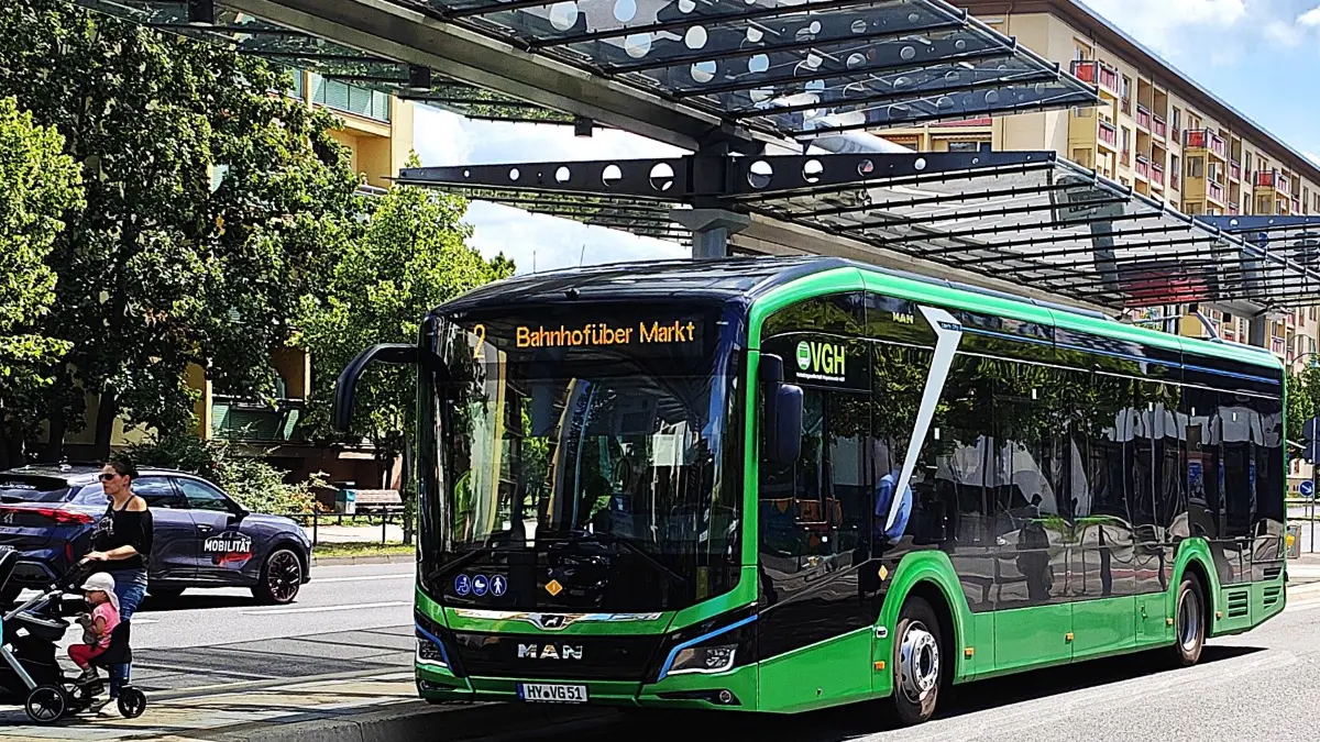 Die Elektrobusse der Verkehrsgesellschaft gehören seit wenigen Wochen zum Stadtbild von Hoyerswerda