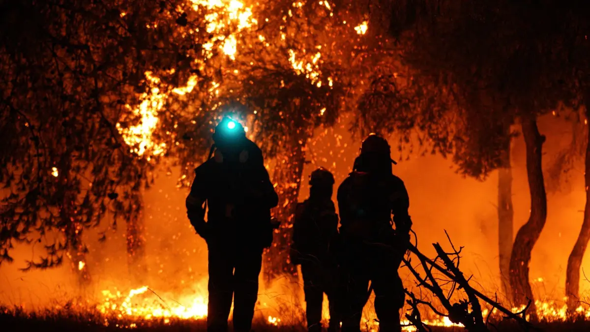 Waldbrand in Griechenland: ARCHIV - 09.07.2025, Griechenland, Asprochori: Feuerwehrleute löschen die Flammen während eines Waldbrandes in Asprochori, Oropos, Attika. (zu dpa: «Waldbrände auf Paros: Mehrere Dörfer evakuiert») Foto: Giorgos Arapekos/ZUMA Press Wire/dpa +++ dpa-Bildfunk +++