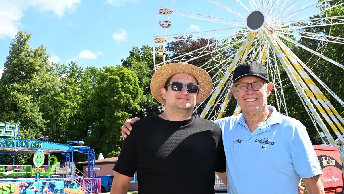 Veranstalter Konstantin Schuder (l) vom Cottbuser Brauhaus und Bürgermeister Jörg Krakow freuen sich auf das 70. Peitzer Fischerfest und dass in diesem Jahr endlich auch wieder ein Riesenrad dabei ist. Schick`s Europarad ist 38 Meter hoch und damit drei Meter höher als der Festungsturm, fünf Meter höher als der Aussichtsturm Merzdorf am Cottbuser Ostsee und 15 Meter höher als das Riesenrad auf dem Cottbuser Altmarkt zum Stadtfest und zum Weihnachtsmarkt.