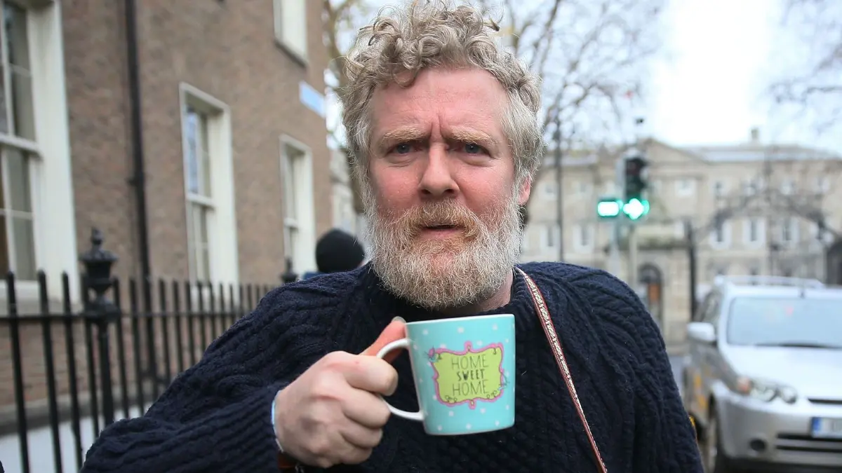 Irischer Musiker und Oscar-Preisträger Glen Hansard ist tot: ARCHIV - 12.12.2017, Irland, Dublin: Der Oscar-Preisträger Glen Hansard mit einer Tasse mit der Aufschrift „Home Sweet Home“ vor seinem Auftritt bei einem friedlichen Protestkonzert zur Sensibilisierung für Obdachlosigkeit in Irland vor dem Leinster House in Dublin. Der irische Musiker und Oscar-Preisträger Glen Hansard ist bei einem Unfall gestorben. Foto: Brian Lawless/PA Wire/dpa +++ dpa-Bildfunk +++