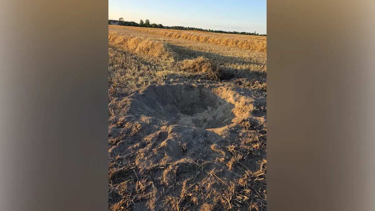 Nach der Detonation auf dem Feld des Landwirtschaftsbetriebs Prohav Halbendorf – dieses Loch hat die Weltkriegsbombe hinterlassen.