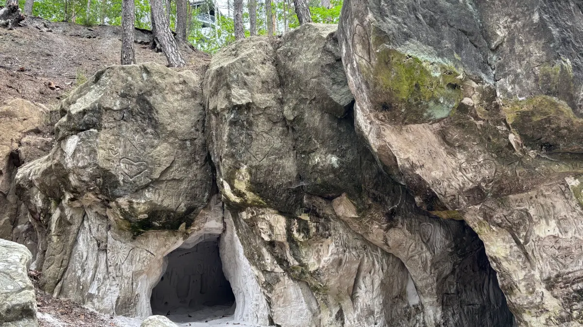 Blick auf die beiden Höhlen in der Buckschen Schweiz. Die linke Höhle ist begehbar, die rechte ist dafür zu schmal. Wer genau hinschaut, sieht im Wald oberhalb der Sandsteine ein Stück des Aussichtsturms auf dem Prossenberg.